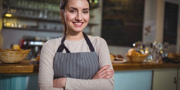retrato-do-sorriso-garconete-que-esta-no-contador_1170-664